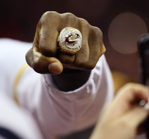 El anillo de campeones de la NBA, en la mano de LeBron James El anillo de campeones de la NBA, en la mano de LeBron James