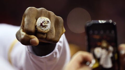 El anillo de campeones de la NBA, en la mano de LeBron James