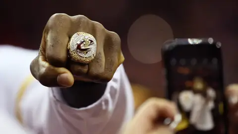 El anillo de campeones de la NBA, en la mano de LeBron James El anillo de campeones de la NBA, en la mano de LeBron James