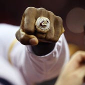 El anillo de campeones de la NBA, en la mano de LeBron James