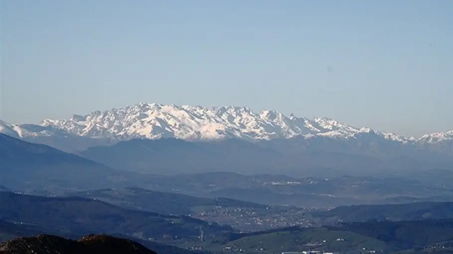 Ojaiz Meteo envía esta foto desde Peñacabarga. Picos de Europa. Santander y su bahía. El monumento al Indiano A través de Twitter