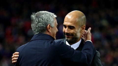 Guardiola y Mourinho se funden en un abrazo
