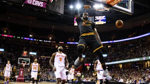LeBron James hace un espectacular mate ante los Knicks LeBron James hace un espectacular mate ante los Knicks