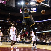LeBron James hace un espectacular mate ante los Knicks LeBron James hace un espectacular mate ante los Knicks