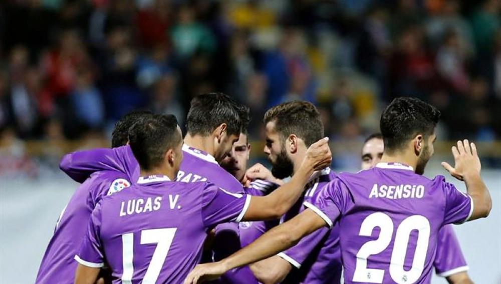 Los jugadores del Real Madrid celebran el gol de Morata.