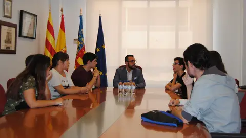 L'alcalde de Vila-real es reunix amb els estudiants que ahir es van concentrar en la plaça Major, en protesta a la llei educativa, LOMCE. Benlloch s'ha compromés traslladar les reivindicacions dels estudiants al ple del dilluns, per mitjà d'una moció.