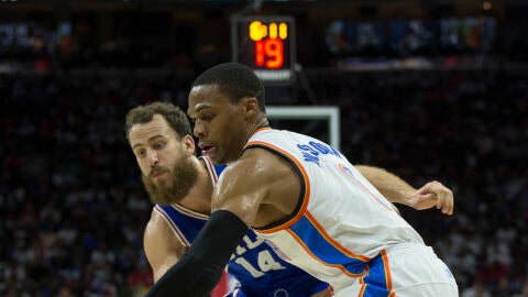 Sergio Rodr&iacute;guez defiende a Russell Westbrook