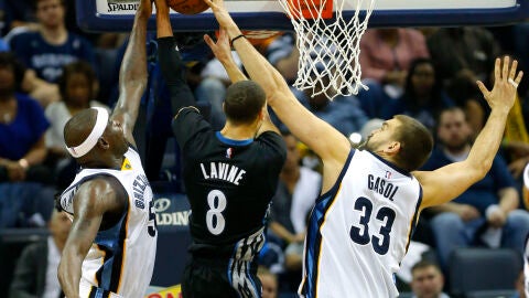 Marc Gasol tapona a Zach LaVine