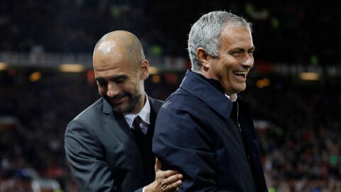 Guardiola y Mourinho se saludan antes del encuentro