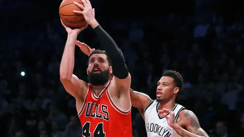Nikola Mirotic lanza a canasta ante los Brooklyn Nets Nikola Mirotic lanza a canasta ante los Brooklyn Nets