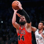 Nikola Mirotic lanza a canasta ante los Brooklyn Nets