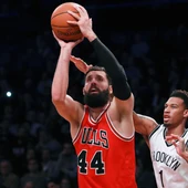 Nikola Mirotic lanza a canasta ante los Brooklyn Nets Nikola Mirotic lanza a canasta ante los Brooklyn Nets