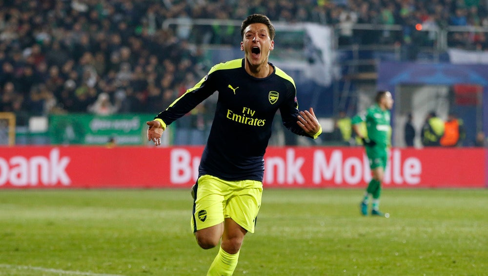Özil marca el gol de la victoria del Arsenal ante el Ludogorets