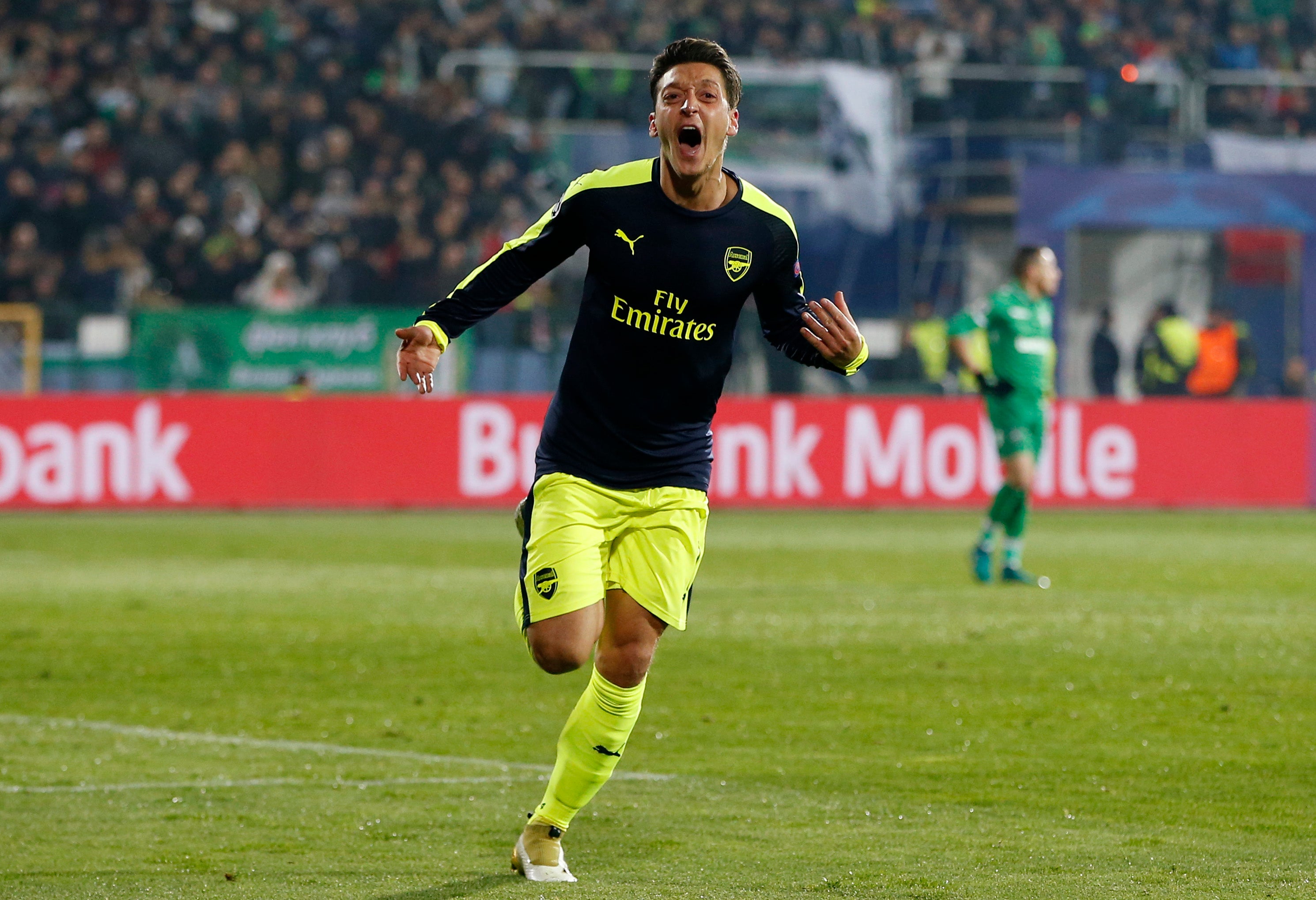 Özil sentencia la remontada ante el Ludogorets y mete al Arsenal en octavos de final Özil sentencia la remontada ante el Ludogorets y mete al Arsenal en octavos de final