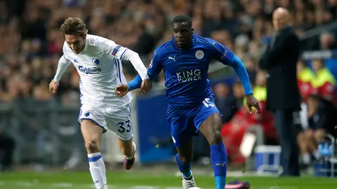 Falk Jensen disputa un balón con Jeffrey Schlupp Falk Jensen disputa un balón con Jeffrey Schlupp