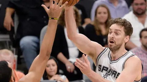 Pau Gasol pasa el balón en un partido con los Spurs Pau Gasol pasa el balón en un partido con los Spurs