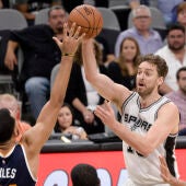 Pau Gasol pasa el balón en un partido con los Spurs