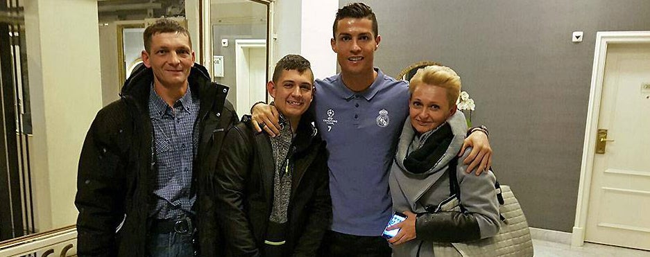 Cristiano se reencuentra con el joven polaco que salió del coma tras oír un gol del delantero portugués Cristiano se reencuentra con el joven polaco que salió del coma tras oír un gol del delantero portugués
