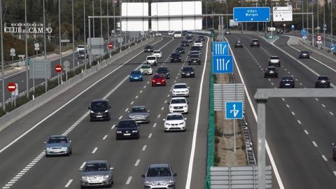 Coches circulando por una carretera de Madrid