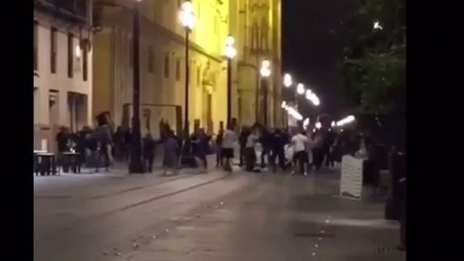 Los ultras del Dinamo de Zagreb provocan una batalla campal en el centro de Sevilla Los ultras del Dinamo de Zagreb provocan una batalla campal en el centro de Sevilla