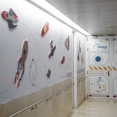 Una nave espacial y dos estaciones lunares es en lo que se han convertido las habitaciones de aislamiento de la planta de oncología pediátrica del Hospital Gregorio Marañón.