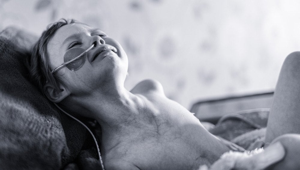 La pequeña Jessica retorciéndose de dolor