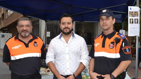 El concejal de Servicios Sociales, Antoni Llorente, ha conocido de cerca la iniciativa. RECOGIDA MATERIAL VALL D´UIXÓ