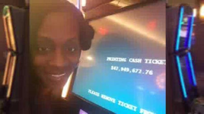 Una mujer gana 43 millones de dólares en una máquina tragaperras y el casino se lo cambia por una cena Una mujer gana 43 millones de dólares en una máquina tragaperras y el casino se lo cambia por una cena