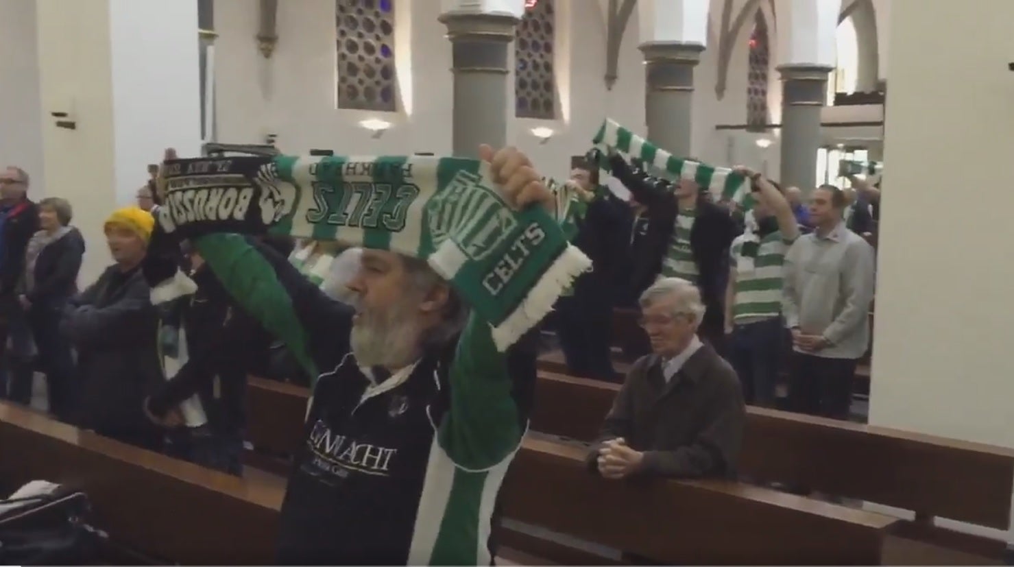Las aficiones del Gladbach y del Celtic se juntan en una iglesia... ¡para cantar el 'You'll never walk alone'! Las aficiones del Gladbach y del Celtic se juntan en una iglesia... ¡para cantar el 'You'll never walk alone'!