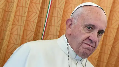 El papa Francisco habla con los periodistas en el interior de un avión El papa Francisco habla con los periodistas en el interior de un avión