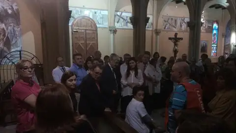 Reunión improvisada entre los trabajadores y la consellera Montón tras el Consejo de Gobierno en el que se aprobaron 17 despidos y 109 contrataciones. Reunión improvisada entre los trabajadores y la consellera Montón tras el Consejo de Gobierno en el que se aprobaron 17 despidos y 109 contrataciones.