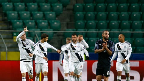 Los jugadores del Legia celebran un gol ante el Real Madrid