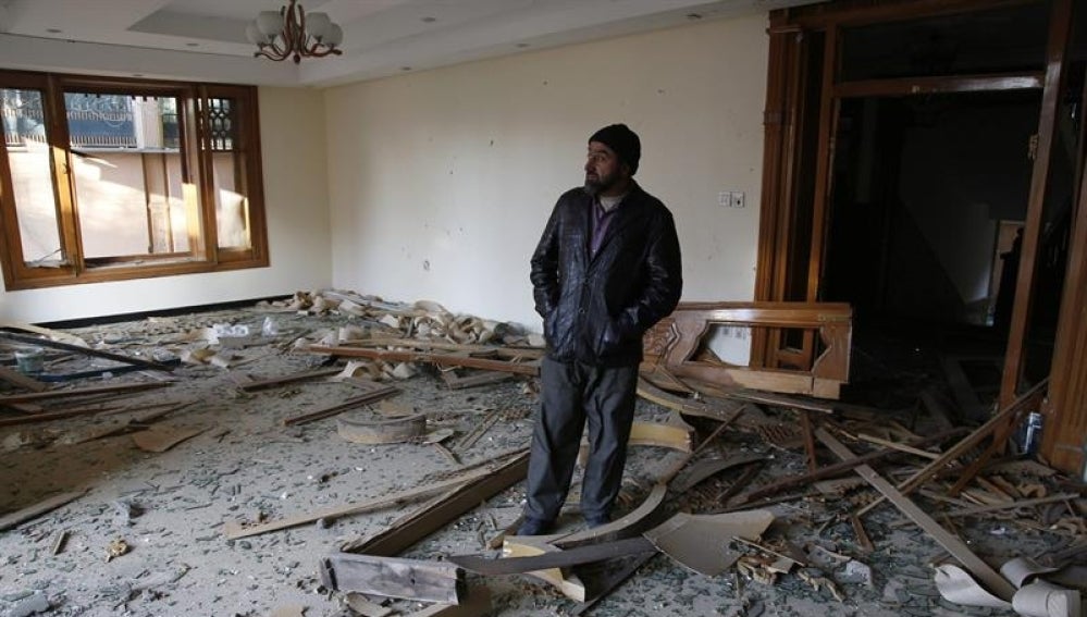 Un hombre supervisa los destrozos registrados en un ataque talibán perpetrado cerca de la Embajada de España en Kabul