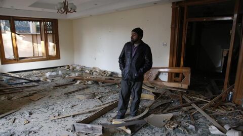 Un hombre supervisa los destrozos registrados en un ataque talib&aacute;n perpetrado cerca de la Embajada de Espa&ntilde;a en Kabul