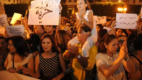 Ciudadanos marroquíes en una protesta celebrada en Rabat (Marruecos) en julio de 2015 contra el arresto de dos mujeres acusadas de de "indecencia" Ciudadanos marroquíes en una protesta celebrada en Rabat (Marruecos) en julio de 2015 contra el arresto de dos mujeres acusadas de de "indecencia"