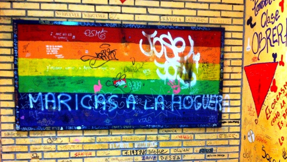 Aparece una pintada homófoba en la facultad de Políticas de la Complutense Aparece una pintada homófoba en la facultad de Políticas de la Complutense