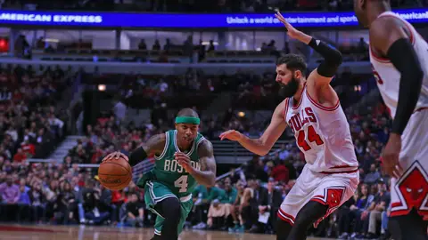 Nikola Mirotic defendiendo a Isaiah Thomas Nikola Mirotic defendiendo a Isaiah Thomas