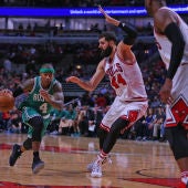 Nikola Mirotic defendiendo a Isaiah Thomas