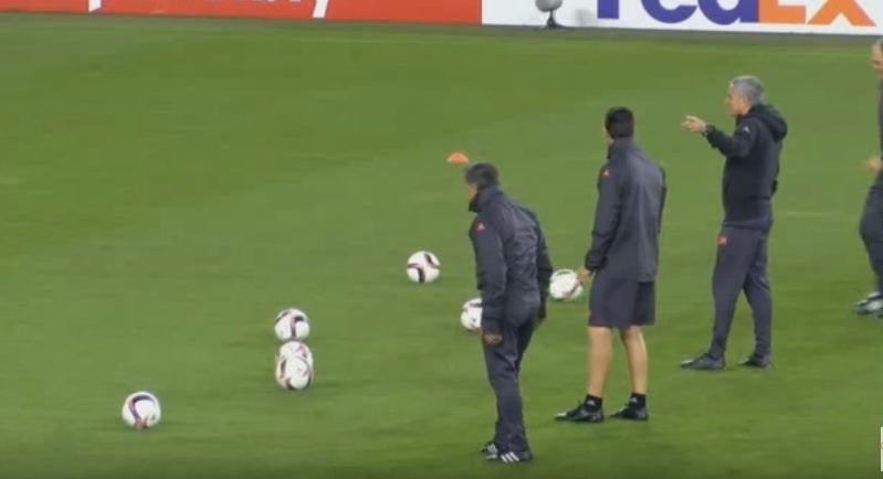 Mourinho se anima con el reto del larguero... pero no se le da del todo bien Mourinho se anima con el reto del larguero... pero no se le da del todo bien