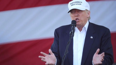Donald Trump durante un discurso en un acto de su campa&ntilde;a en el Parque Bayfront de Miami
