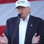 Donald Trump durante un discurso en un acto de su campaña en el Parque Bayfront de Miami