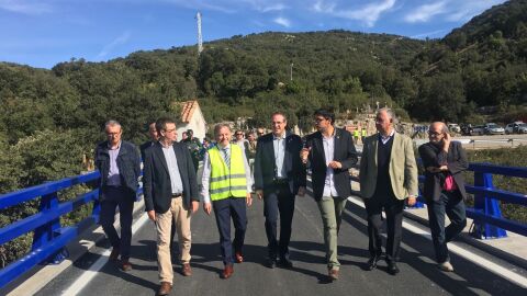 El delegado de Gobierno en la Comunitat Valenciana, Juan Carlos Moragues, el jefe de Demarcaci&oacute;n de Carreteras del Ministerio de Fomento, Ismael Ferrer, el alcalde de Morella, Rhams&eacute;s Ripoll&eacute;s, y el alcalde de Xert, Jos&eacute; Rosendo Segarra han visitado las obras de reparaci&oacute;n del Puente del Barranco de la Bota.