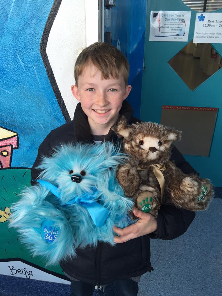 Un niño de 12 años fabrica cientos de peluches para los menores enfermos de todo el mundo Un niño de 12 años fabrica cientos de peluches para los menores enfermos de todo el mundo