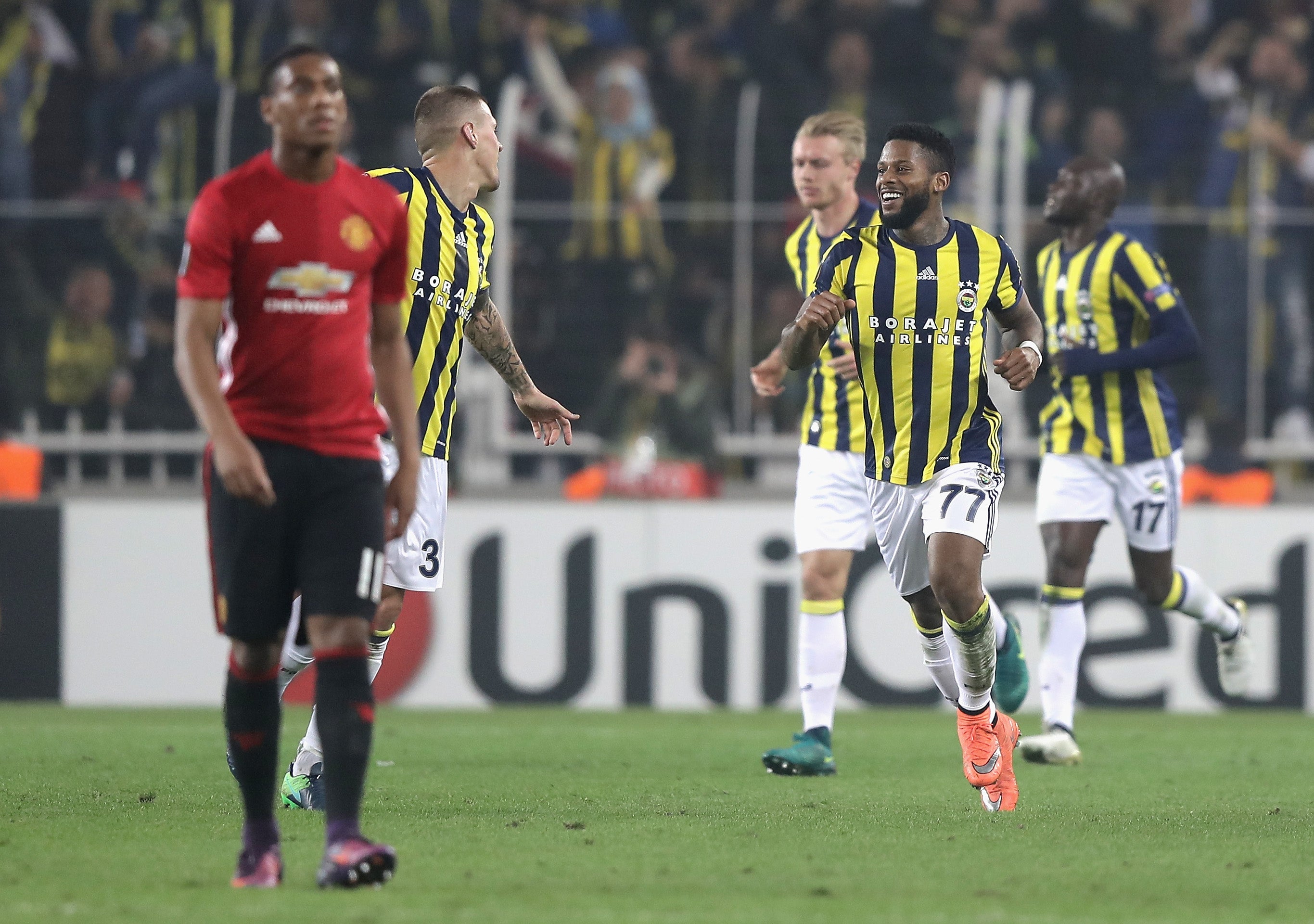 El Fenerbahçe gana al Manchester United y le saca los colores a Mourinho El Fenerbahçe gana al Manchester United y le saca los colores a Mourinho
