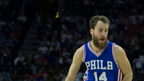 Sergio Rodr&iacute;guez conduce el bal&oacute;n en un partido con Philadelphia