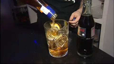 Persona preparando una bebida alcoholica. Frame 6.861927 de: La edad de inicio en el consumo de alcohol es de trece años