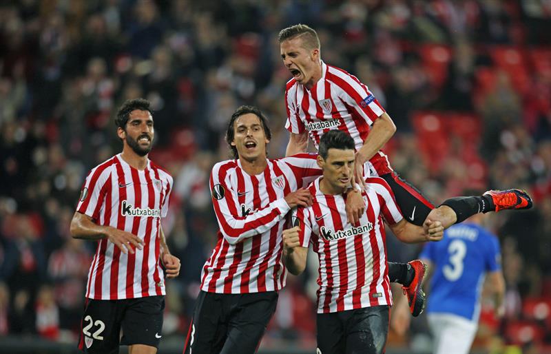 Un repóker de Aduriz mantiene vivo al Athletic en Europa Un repóker de Aduriz mantiene vivo al Athletic en Europa