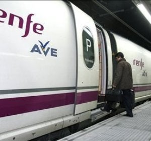 Un pasajero sube a un tren de alta velocidad (AVE) Un pasajero sube a un tren de alta velocidad (AVE)
