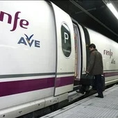 Un pasajero sube a un tren de alta velocidad (AVE) Un pasajero sube a un tren de alta velocidad (AVE)