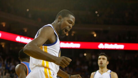 Kevin Durant celebra un punto con los Golden State Warriors